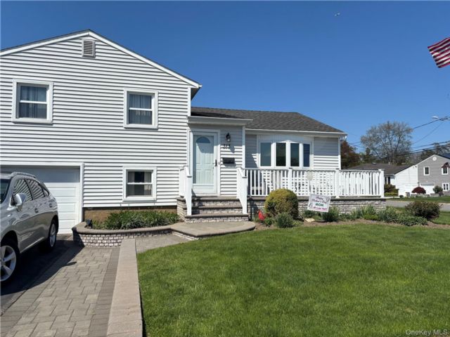  3 BR,  3.00 BTH &nbsp;Split level style home in Massapequa Park
