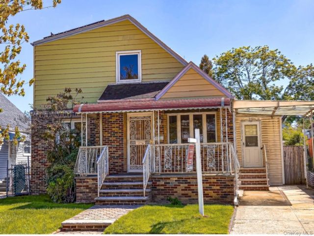  5 BR,  3.00 BTH &nbsp;Cape cod style home in Whitestone