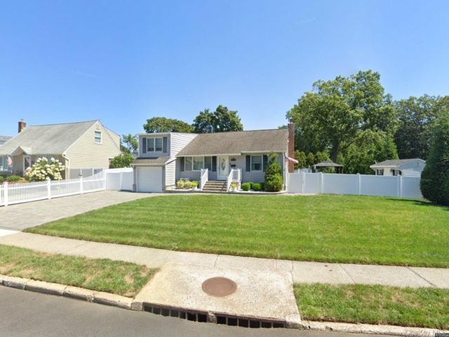  3 BR,  2.00 BTH &nbsp;Ranch style home in Seaford