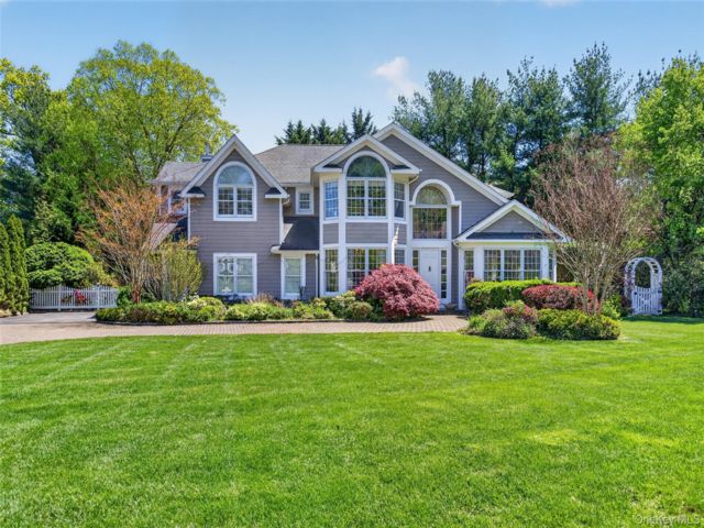  4 BR,  4.00 BTH &nbsp;Colonial style home in Locust Valley