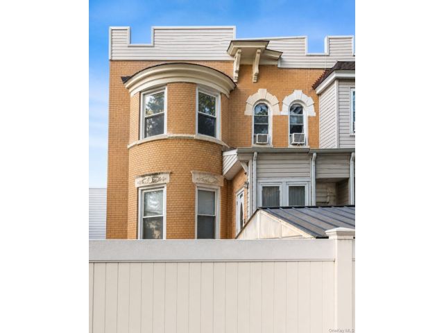  5 BR,  3.00 BTH &nbsp;House style home in Richmond Hill