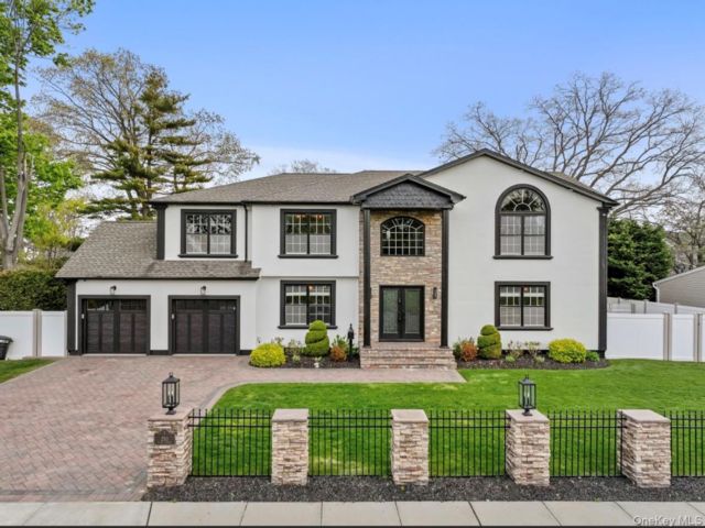  5 BR,  3.00 BTH &nbsp;Colonial style home in Lindenhurst