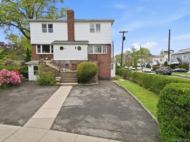  3 BR,  2.00 BTH &nbsp;Colonial style home in Yonkers