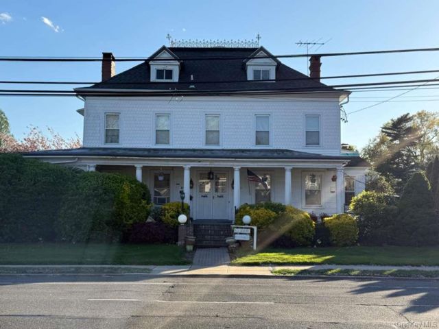  8 BR,  5.00 BTH &nbsp;Victorian style home in North Baldwin
