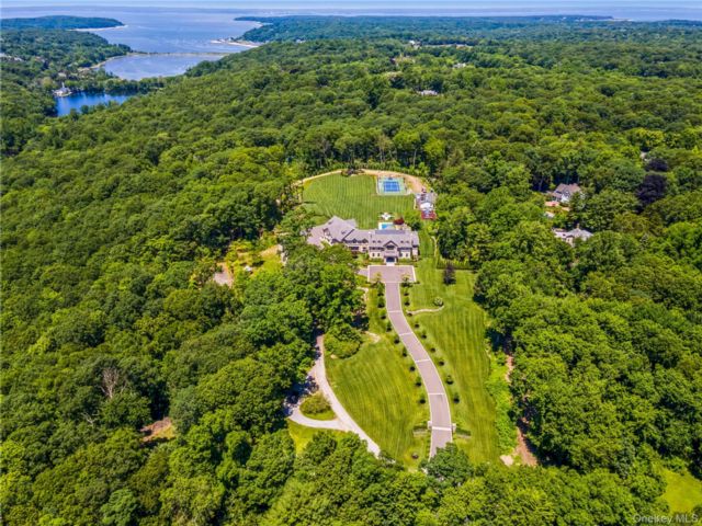  6 BR,  8.00 BTH &nbsp;Colonial style home in Cold Spring Harbor