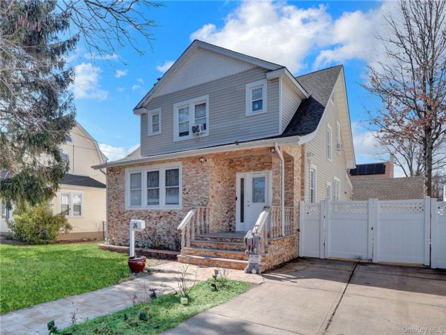  4 BR,  4.00 BTH &nbsp;Colonial style home in Hempstead
