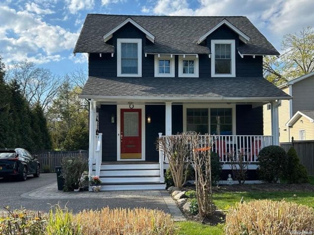  3 BR,  2.00 BTH &nbsp;Cape cod style home in Huntington
