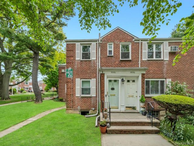  2 BR,  1.00 BTH &nbsp;Garden style home in Glen Oaks