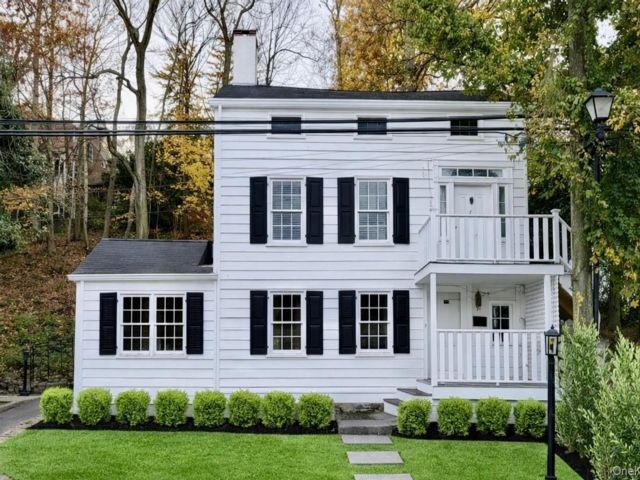  3 BR,  3.00 BTH &nbsp;Colonial style home in Roslyn