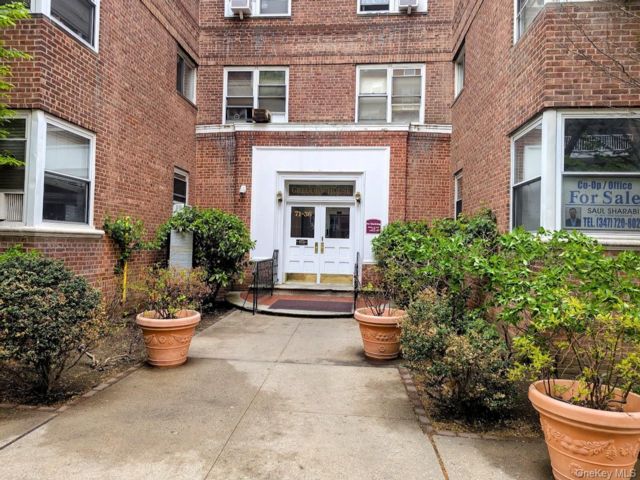 Studio,  1.00 BTH &nbsp;Other style home in Forest Hills