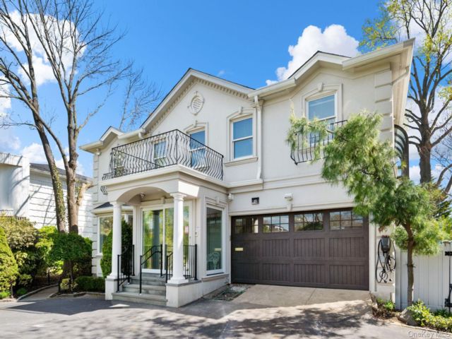  4 BR,  5.00 BTH &nbsp;Colonial style home in Lawrence