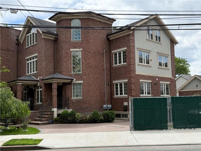  8 BR,  5.00 BTH &nbsp;House style home in Kew Gardens
