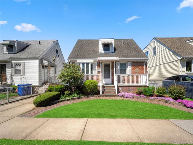  4 BR,  2.00 BTH &nbsp;Exp cape style home in Fresh Meadows