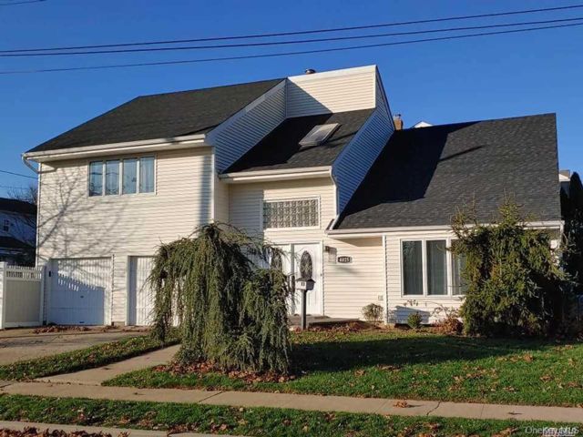  4 BR,  3.00 BTH &nbsp;Colonial style home in Seaford