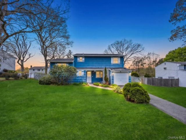  4 BR,  2.00 BTH &nbsp;Colonial style home in Selden