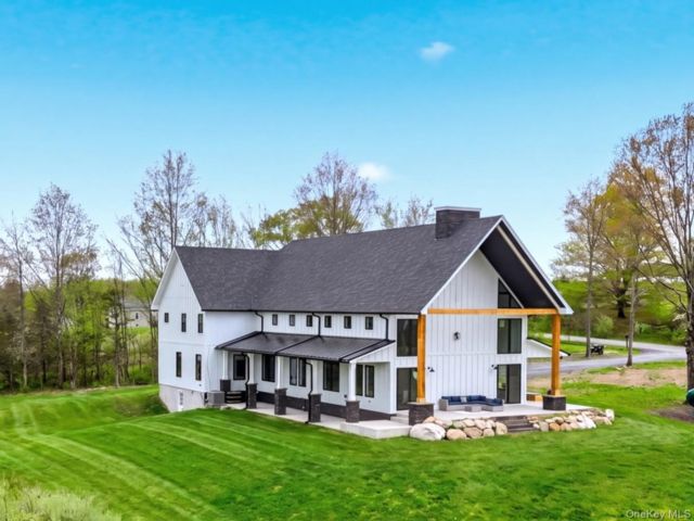  4 BR,  5.00 BTH &nbsp;Farmhouse style home in Gardiner