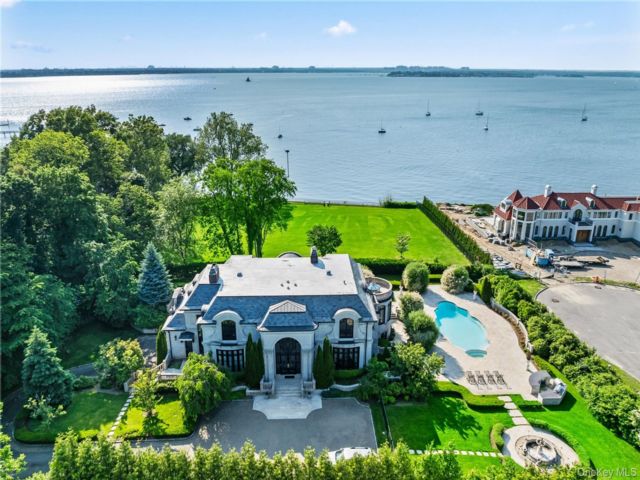  4 BR,  7.00 BTH &nbsp;Estate style home in Great Neck