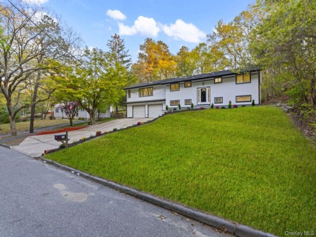 6 BR,  3.00 BTH &nbsp;Raised ranch style home in Smithtown