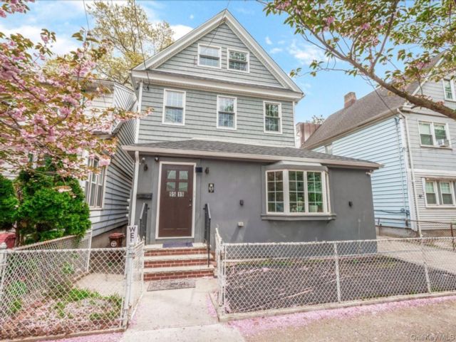  4 BR,  3.00 BTH &nbsp;Colonial style home in Richmond Hill