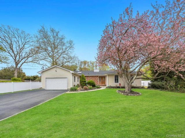  3 BR,  3.00 BTH &nbsp;Exp ranch style home in Huntington Station