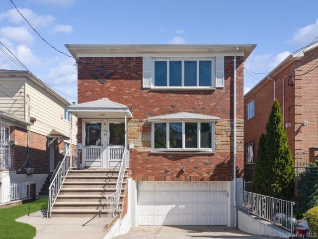  5 BR,  3.00 BTH &nbsp;House style home in Whitestone