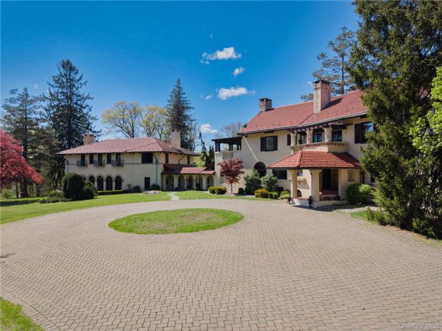 16 BR, 16.00 BTH &nbsp;Estate style home in Highland Mills