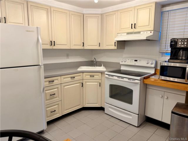  1 BR,  1.00 BTH &nbsp;Hi ranch style home in East Northport