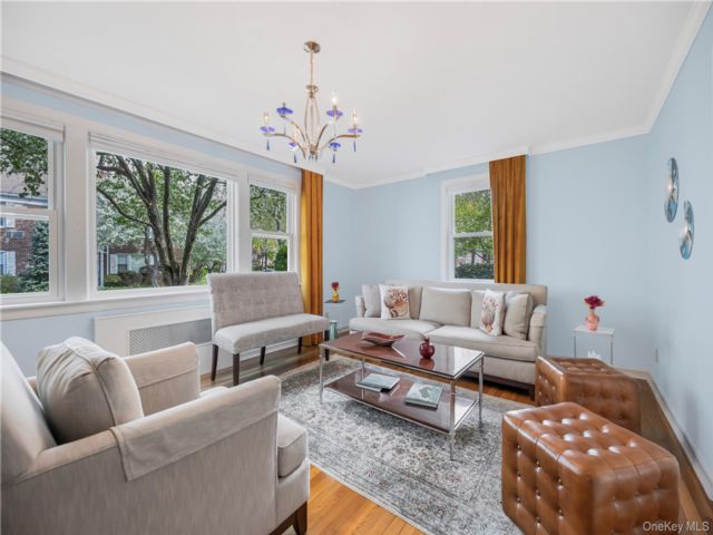  2 BR,  1.00 BTH &nbsp;Garden style home in Bronxville