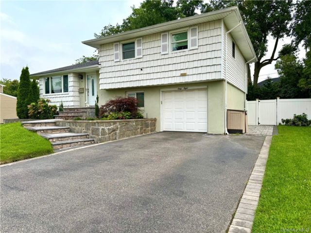  3 BR,  2.00 BTH &nbsp;Split level style home in Plainview