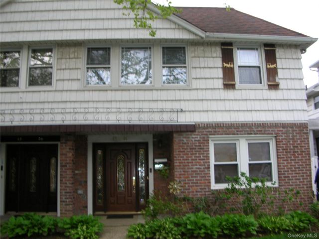  3 BR,  3.00 BTH &nbsp;Colonial style home in Oakland Gardens