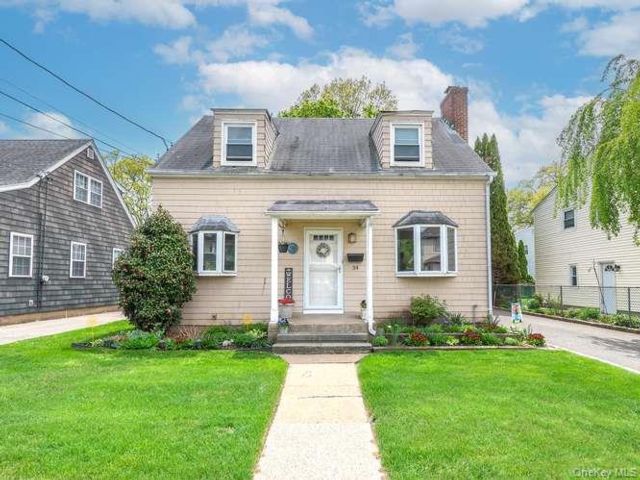  4 BR,  2.00 BTH &nbsp;Cape cod style home in Greenvale