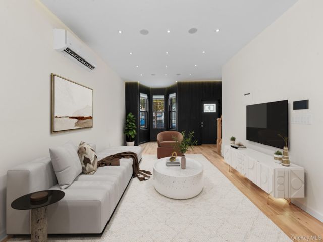  4 BR,  5.00 BTH &nbsp;House style home in East New York