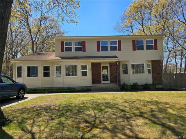  5 BR,  3.00 BTH &nbsp;Colonial style home in Mastic