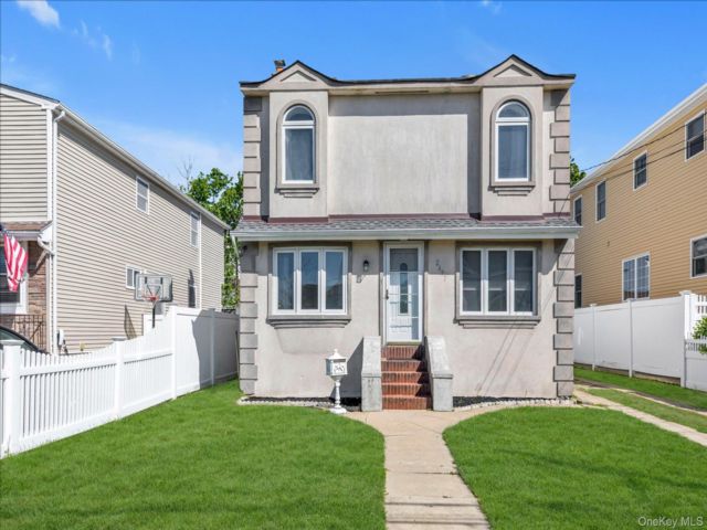 3 BR,  2.00 BTH &nbsp;Colonial style home in Bellmore