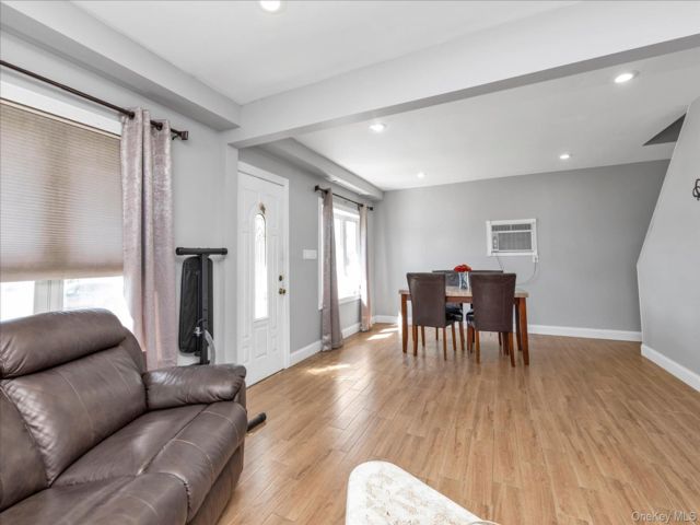 [PHOTO]