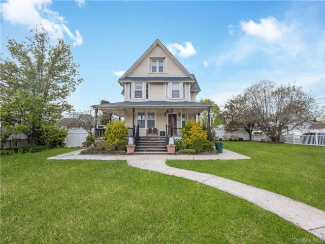  6 BR,  5.00 BTH &nbsp;Colonial style home in Brentwood