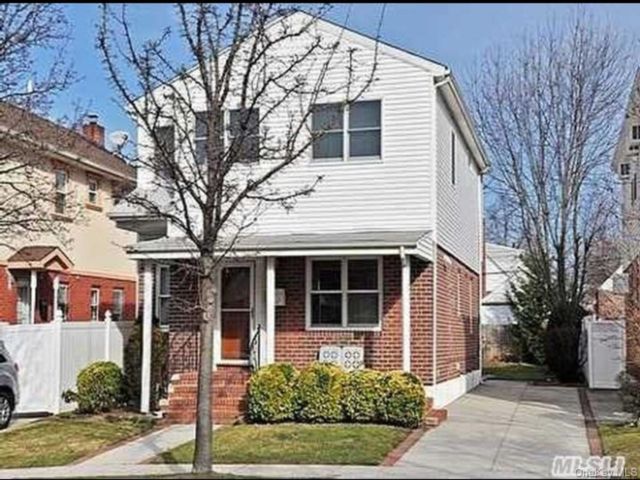  4 BR,  3.00 BTH &nbsp;Colonial style home in Bellerose