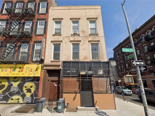  4 BR,  4.00 BTH &nbsp;House style home in Williamsburg