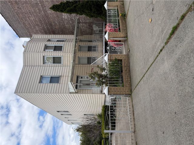  5 BR,  2.00 BTH &nbsp;Colonial style home in Parkchester