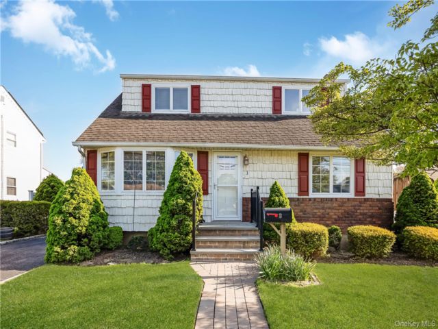  4 BR,  2.00 BTH &nbsp;Exp cape style home in Farmingdale
