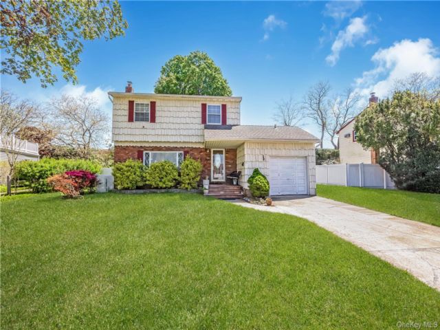  3 BR,  2.00 BTH &nbsp;Colonial style home in Farmingdale