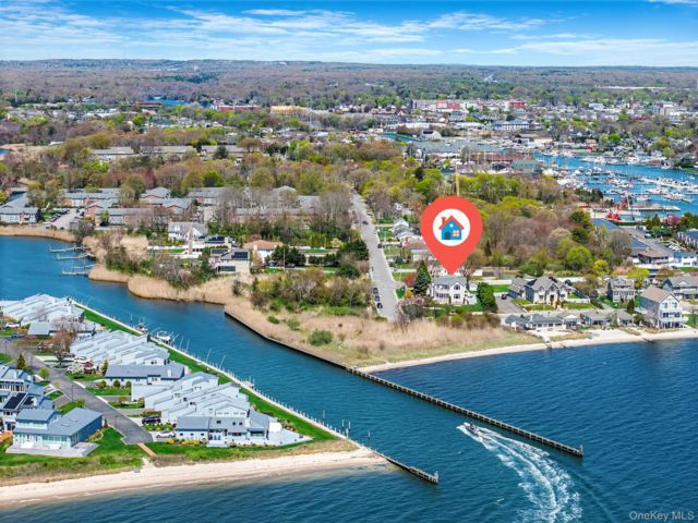  4 BR,  3.00 BTH &nbsp;Colonial style home in Patchogue