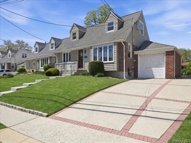  4 BR,  2.00 BTH &nbsp;Exp cape style home in Valley Stream