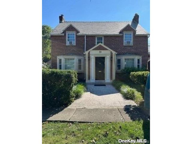  3 BR,  4.00 BTH &nbsp;Colonial style home in Great Neck