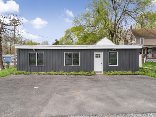 Studio,  0.00 BTH &nbsp;Commercial style home in Hyde Park