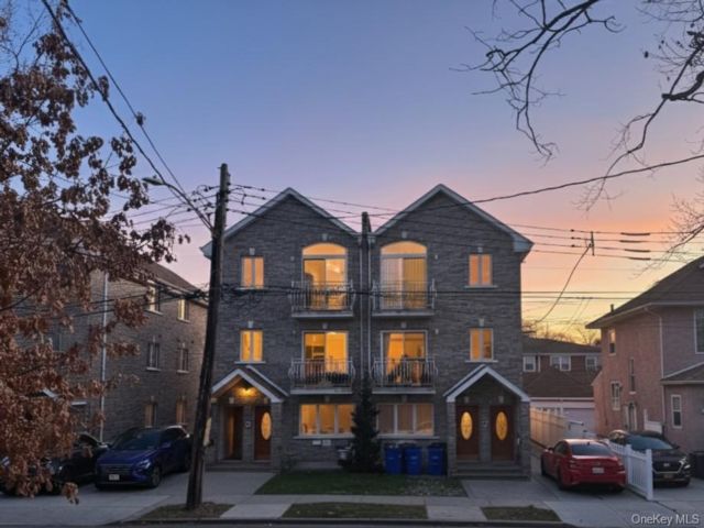  3 BR,  2.00 BTH &nbsp;Contemporary style home in Flushing