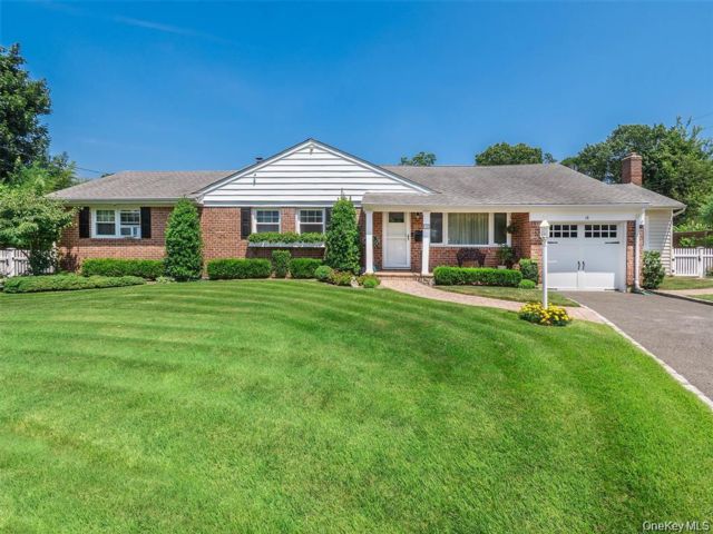  4 BR,  2.00 BTH &nbsp;Ranch style home in Glen Head