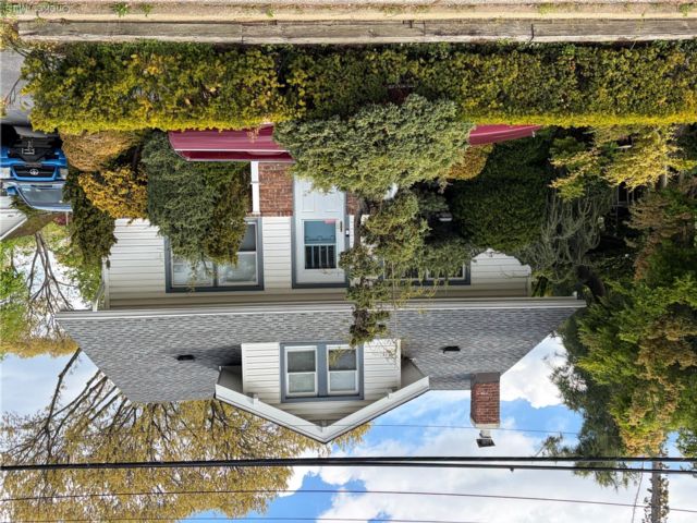  5 BR,  2.00 BTH &nbsp;Bungalow style home in West Hempstead