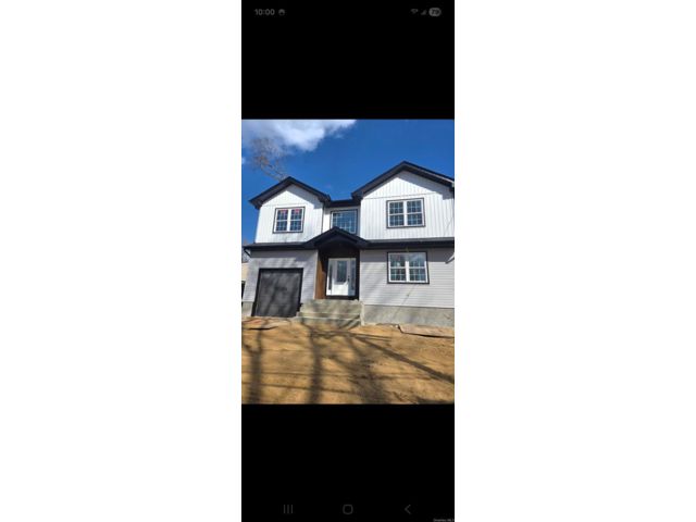  4 BR,  3.00 BTH &nbsp;Colonial style home in West Hempstead