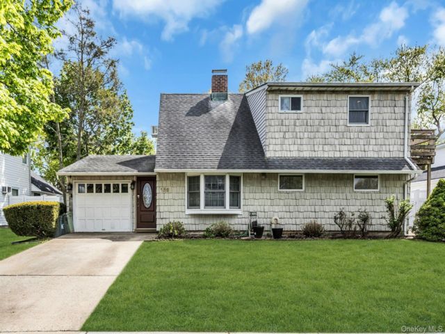  4 BR,  2.00 BTH &nbsp;Exp cape style home in Levittown